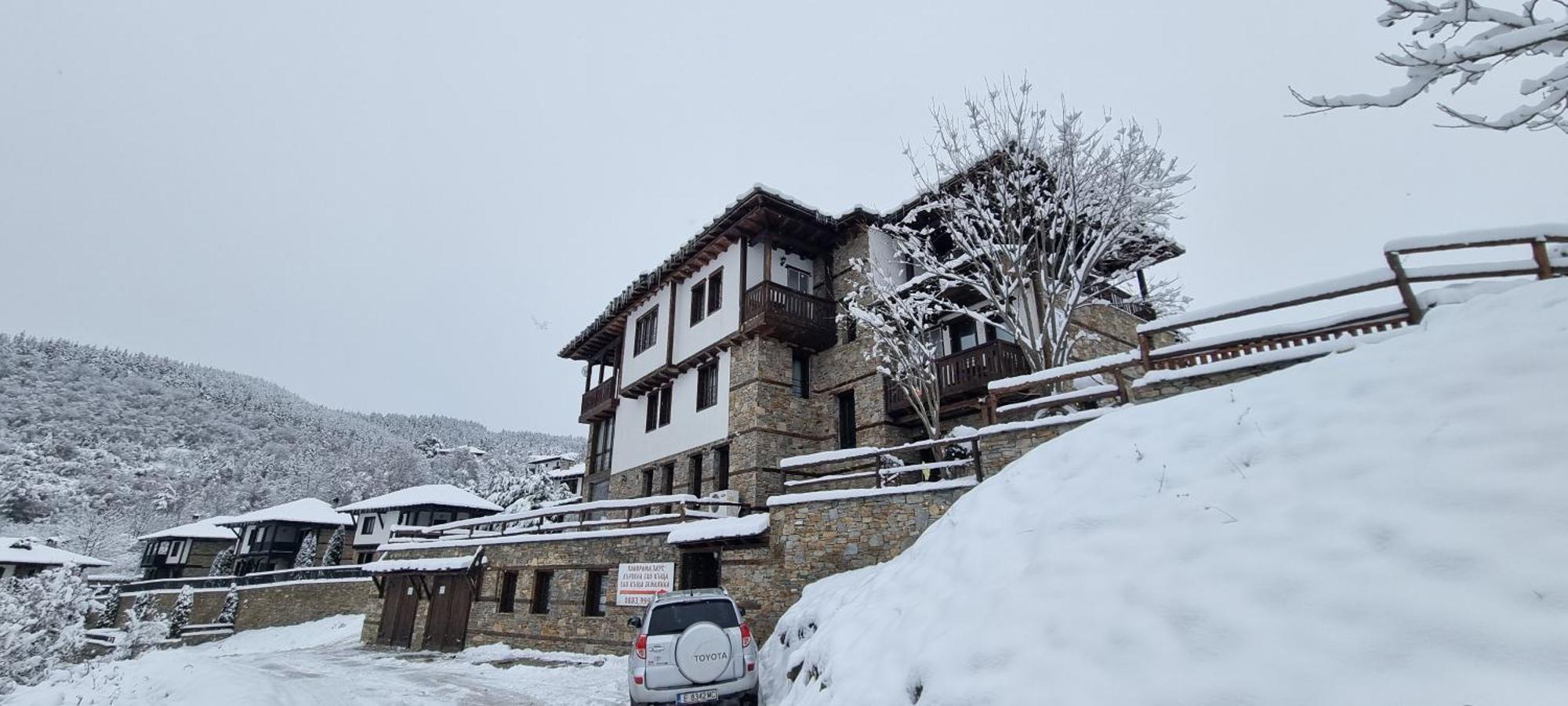 Панорама хаус Лещен и еко къщи Дървена и Землянка Экстерьер фото