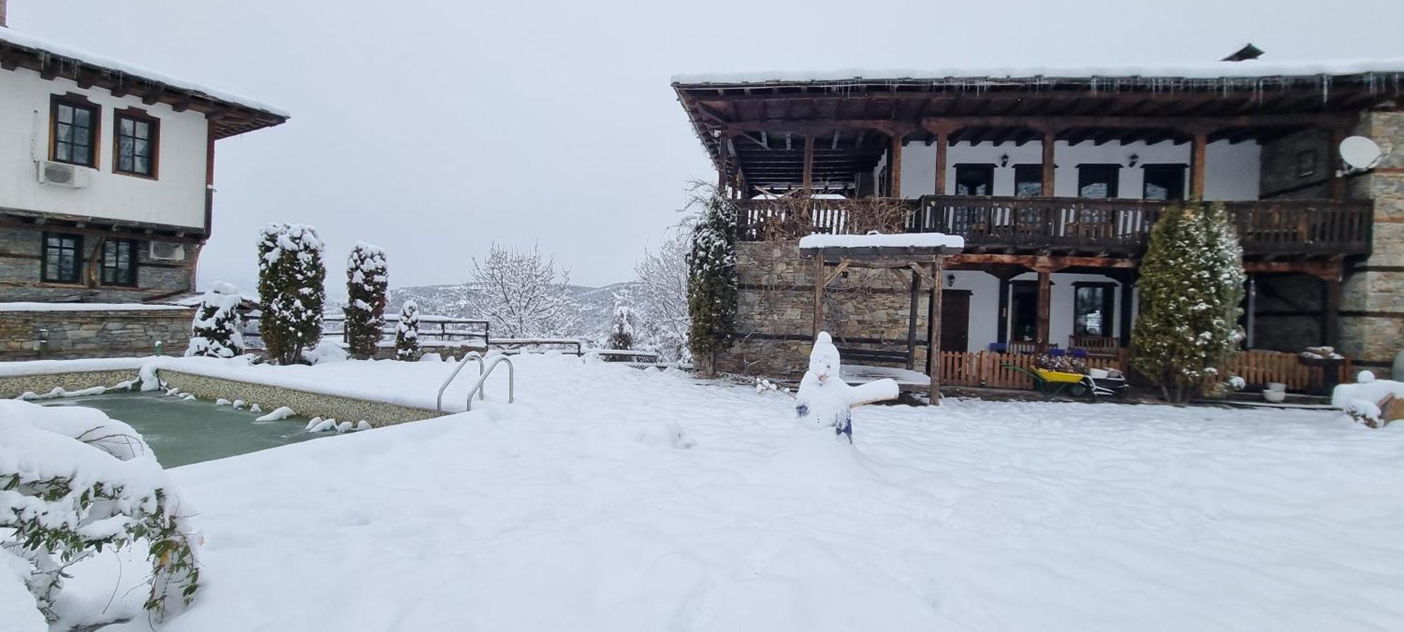 Панорама хаус Лещен и еко къщи Дървена и Землянка Экстерьер фото