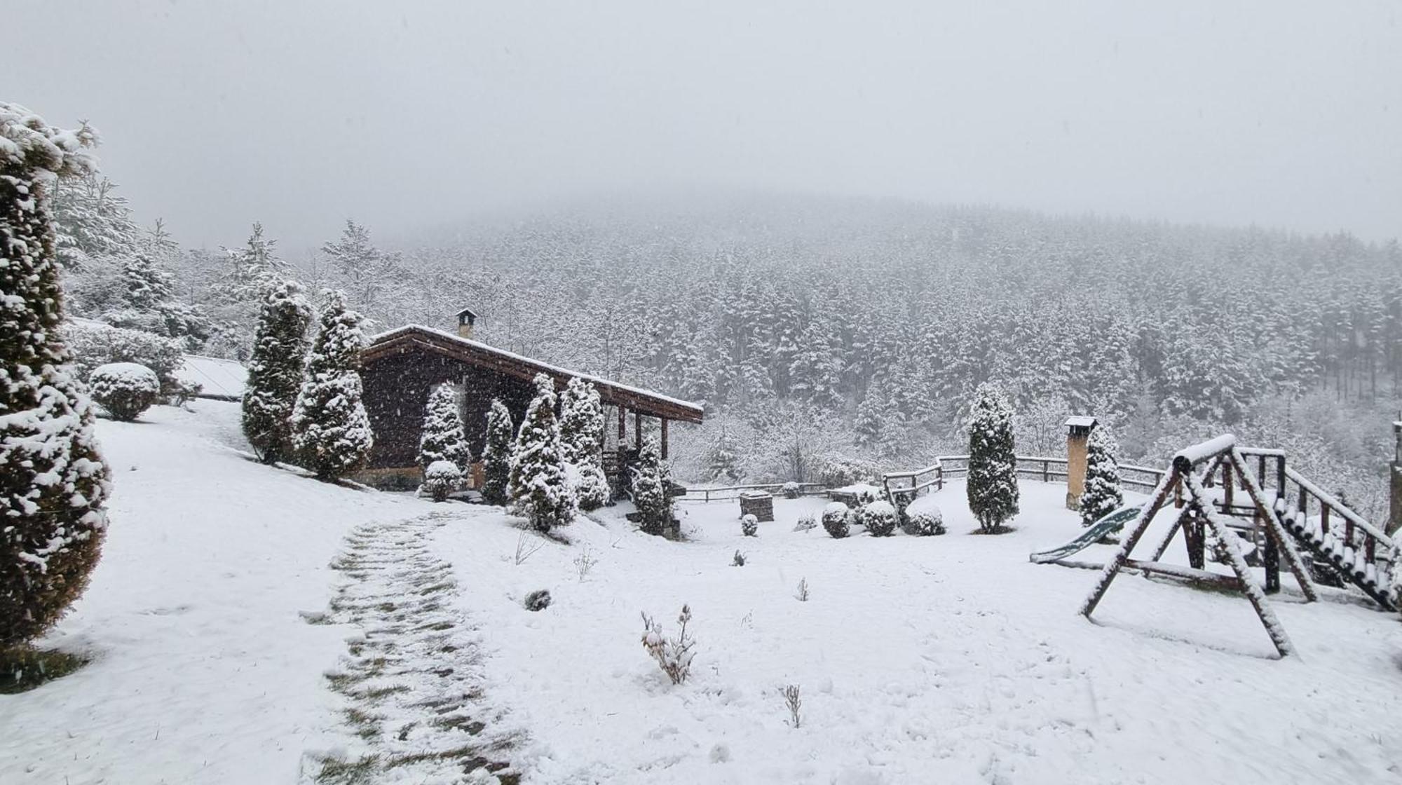 Панорама хаус Лещен и еко къщи Дървена и Землянка Экстерьер фото